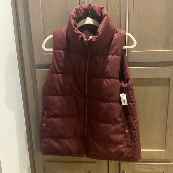 NWT! Old Navy Maroon puffer vest. Size Large - Picture 1 of 4